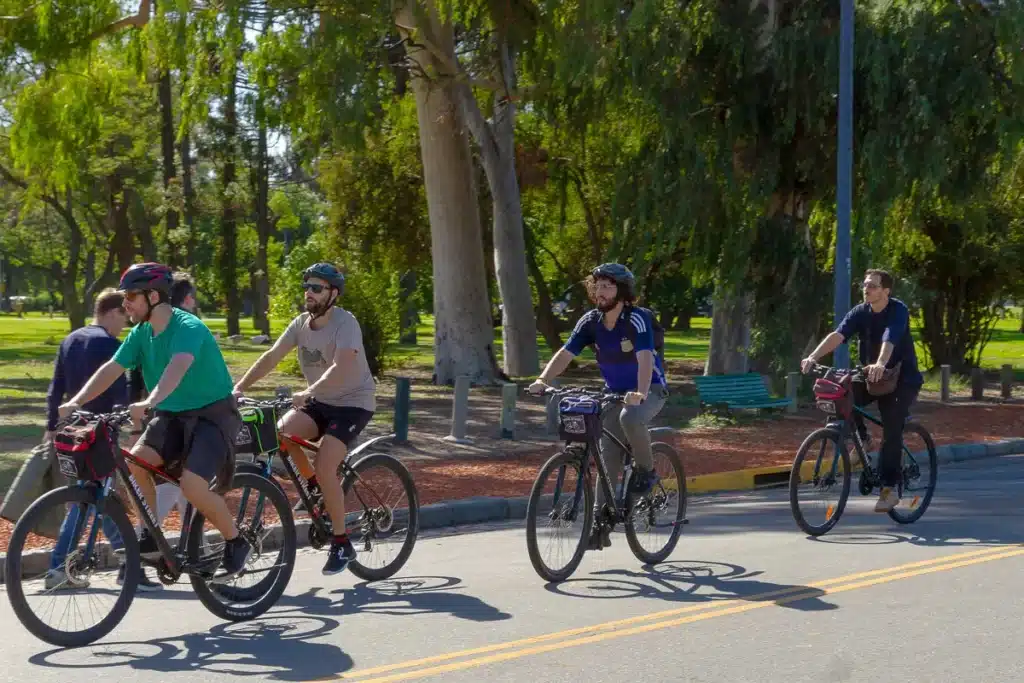paseando en bici por los bosques de palermo con biker street