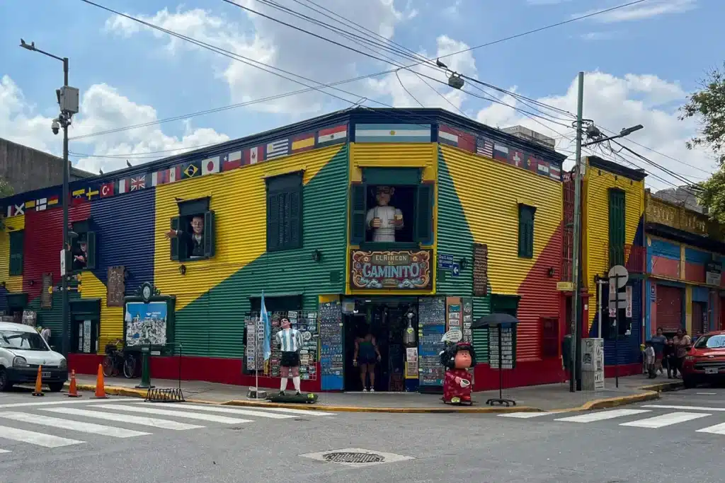 Famosa zona de Caminito en Buenos Aires con edificios coloridos