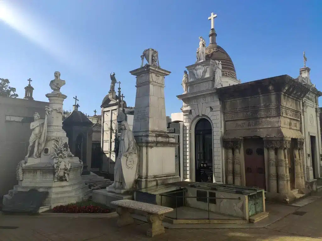 mausoleos en el cementerio de la recoleta