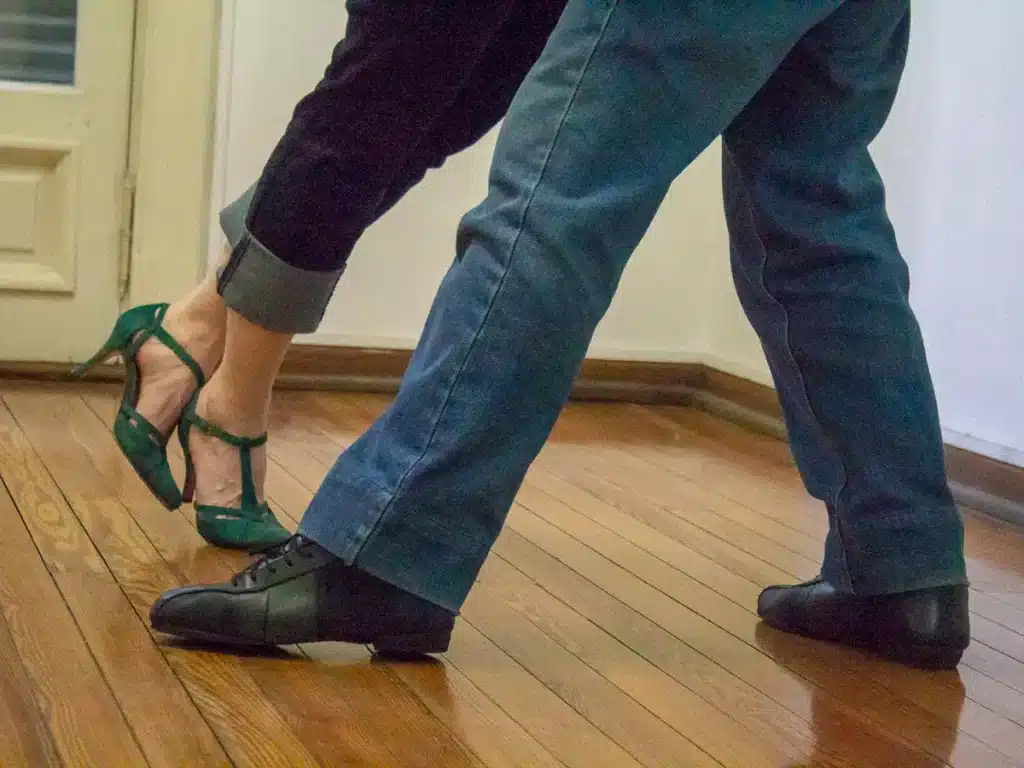 una pareja bailando tango en una milonga de buenos aires