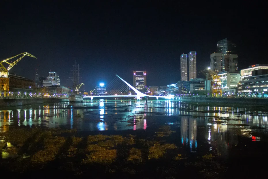 buenos aires, puerto madero, puente de la mujer de noche