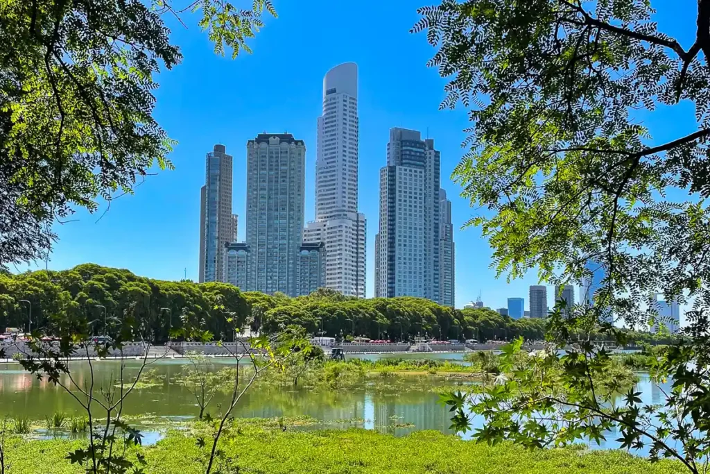 vista de puerto madero desde la reserva ecologica en buenos aires
