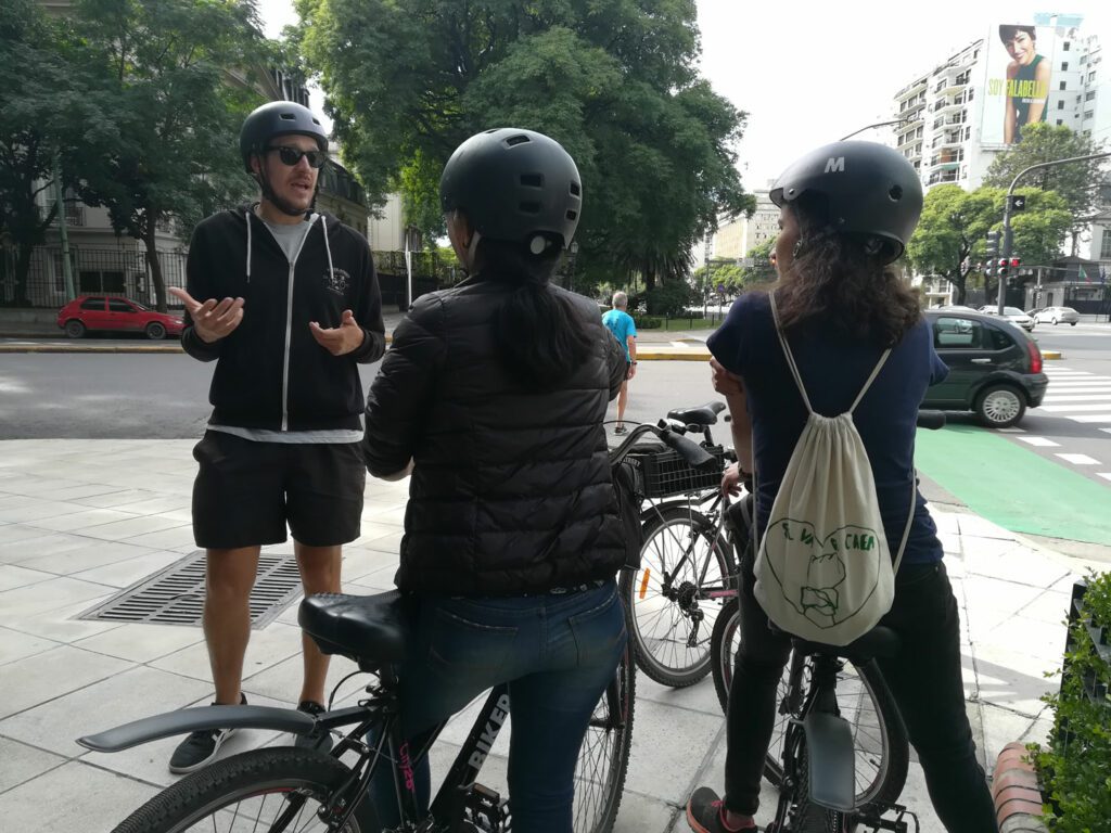 Las mochilas chicas son ideales para llevar en los paseos en bici.
