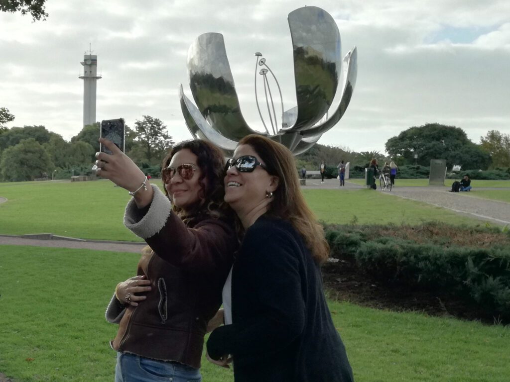 Sacando una selfie en el parque de la Floralis Generica durante un bici tour