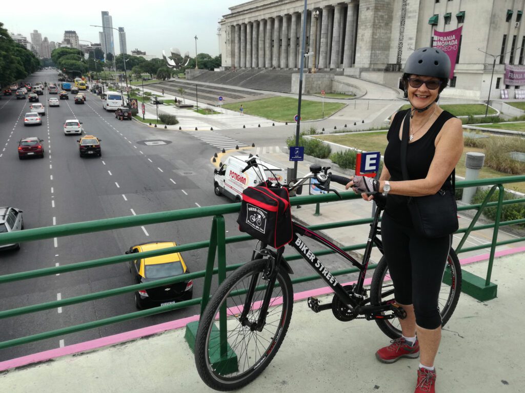 Mujer haciendo un bici tour en El Barrio Recoleta en Buenos Aires