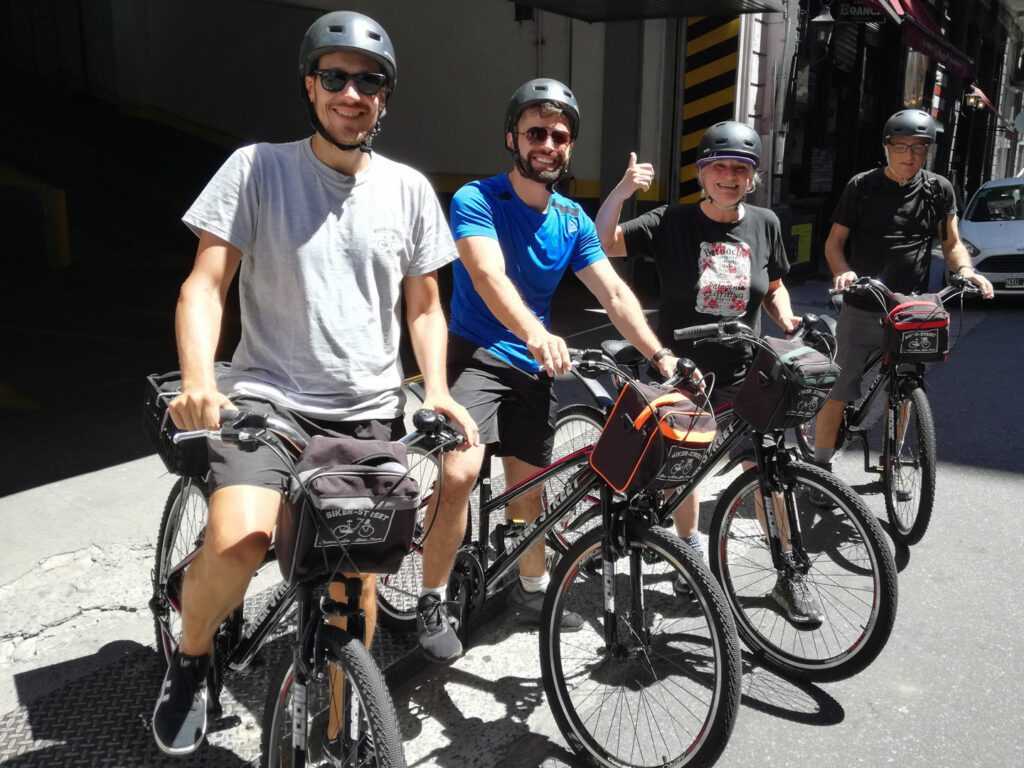 Grupo de turismo en bici listos para salir desde el punto de encuentro