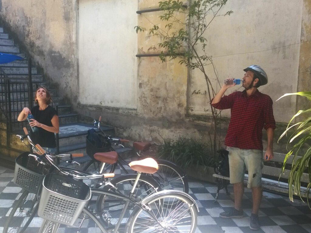 Tomando agua durante un bici tour