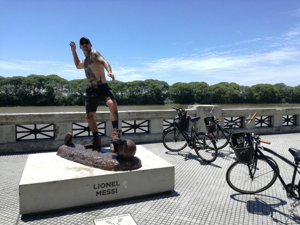 Chico posando como Messi en Costanera Sur