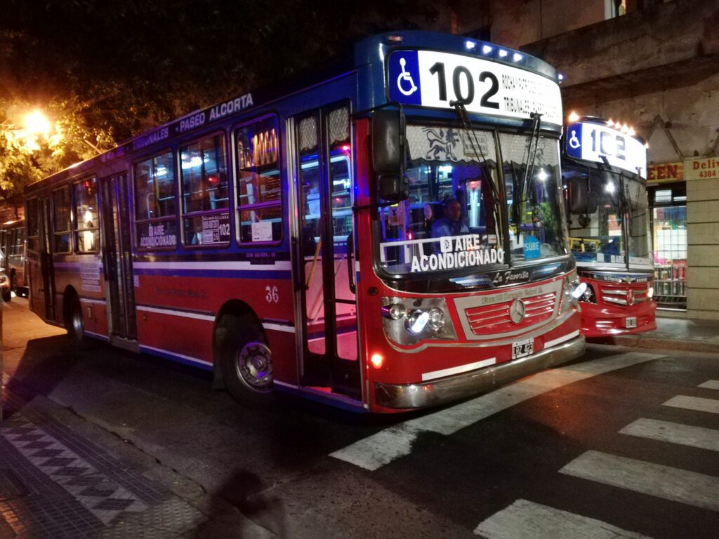 Bus 102 por la calle Saenz Peña en Buenos Aires