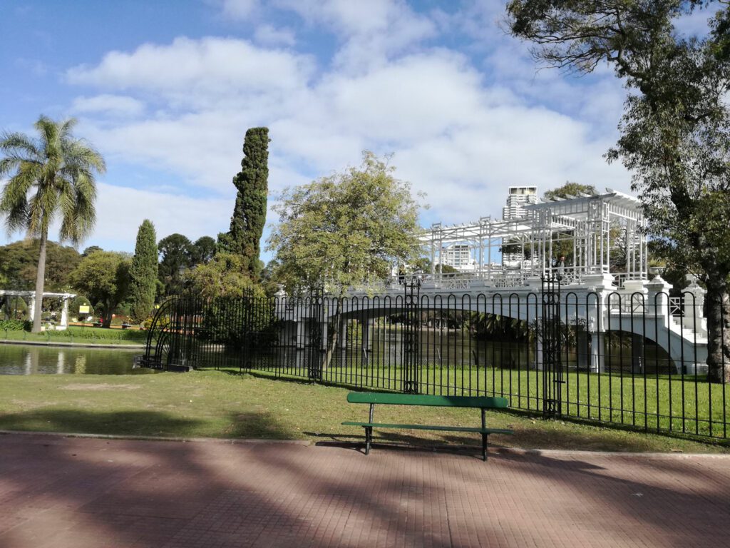 Puente de estilo griego en el Rosedal de los Bosques de Palermo