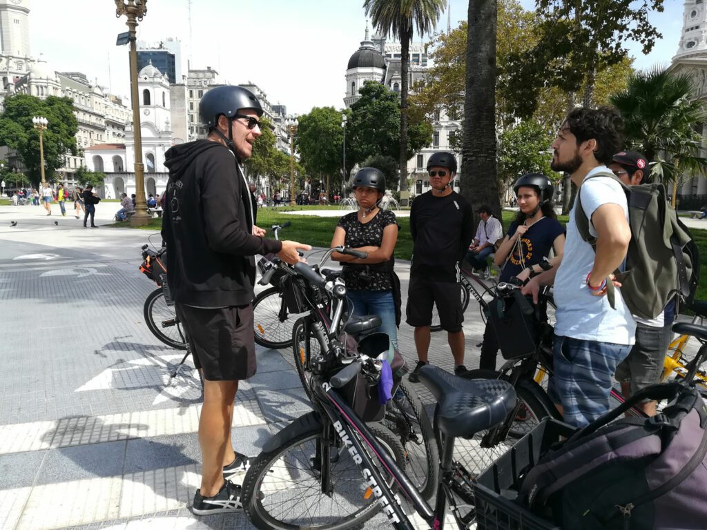 Bici tour en grupo reducido en Plaza de Mayo