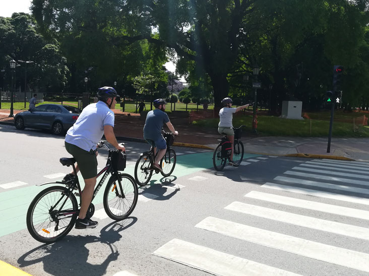 cruzando la calle en bici con semáforo en verde