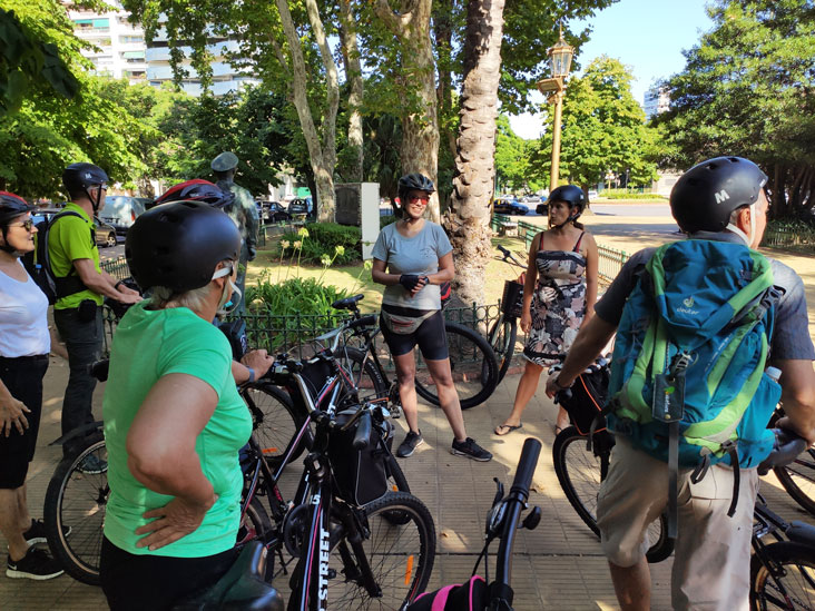 La guia Gilda durante un bike tour