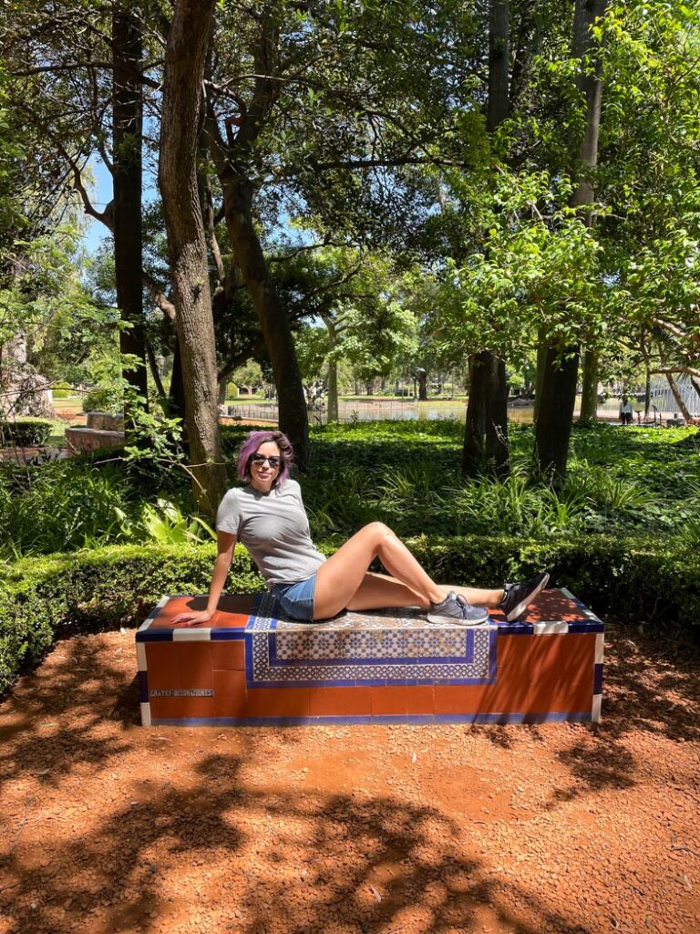 Una chica se relaja en la zona de los Bosques de Palermo