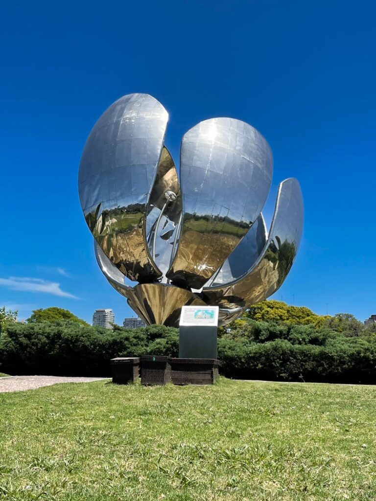 Floralis Generica una de las atracciones destacadas de Buenos Aires.