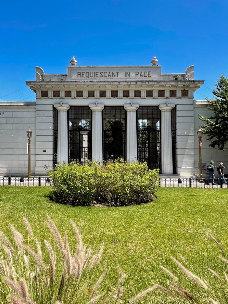 Entrada principal al Cementerio de la Recoleta, el lugar más popular de Buenos Aires entre los turistas.