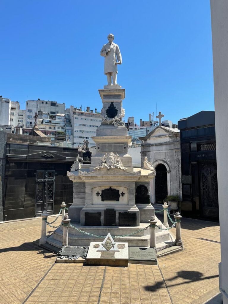 Tumba elegante en el Cementerio de la Recoleta