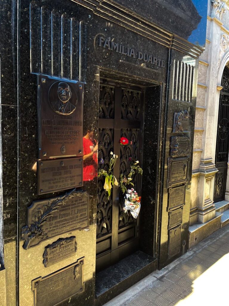 La tumba más popular entre los turistas, la tumba de Eva Perón