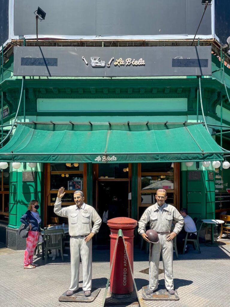 Café en el área turística de Recoleta en Buenos Aires