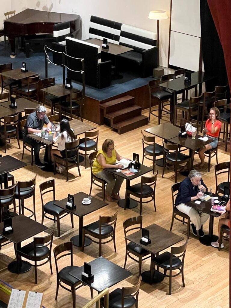 Café en El Ateneo