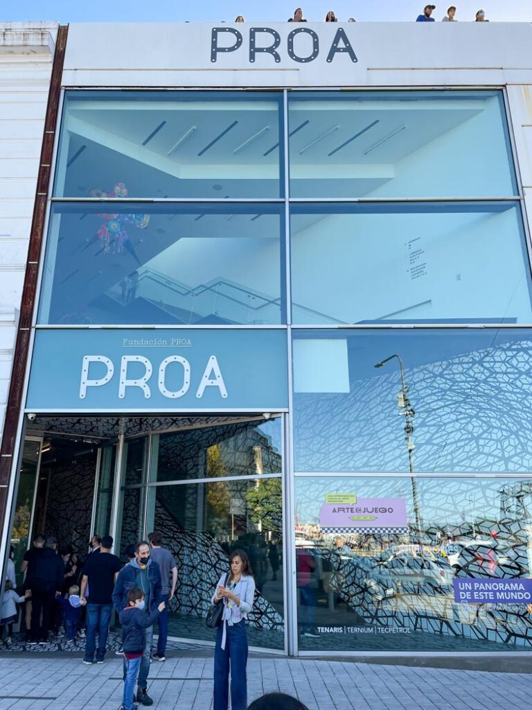 Gente en la terraza de Casa Proa en La Boca durante un paseo