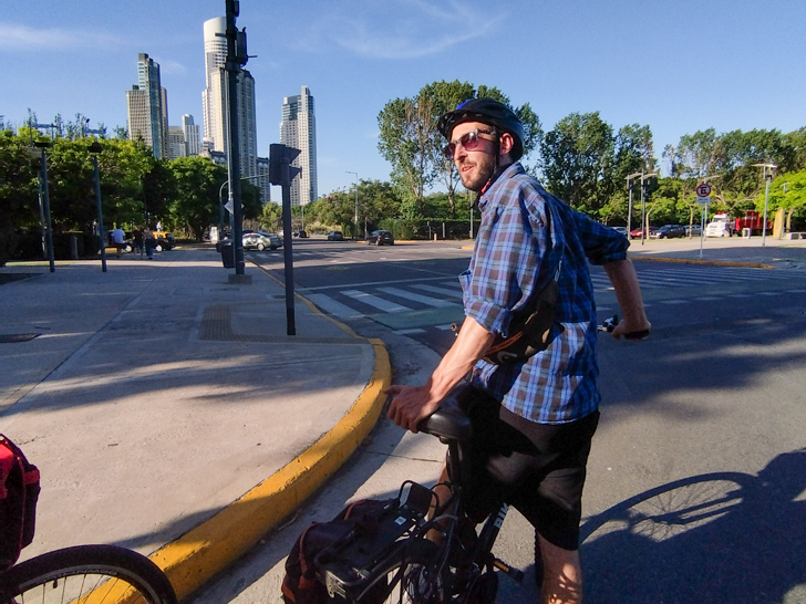 Carlos da Biker Street andando por Buenos Aires