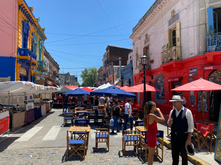 quartier de Caminito plein de bara et de restaurants, ils travaillent juste pour le déjeuner