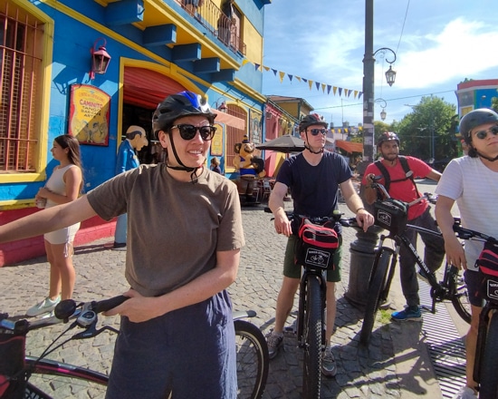 pessoas felizes chegando ao caminito la boca durante nossa experiência de passeio de bicicleta com um anfitrião local