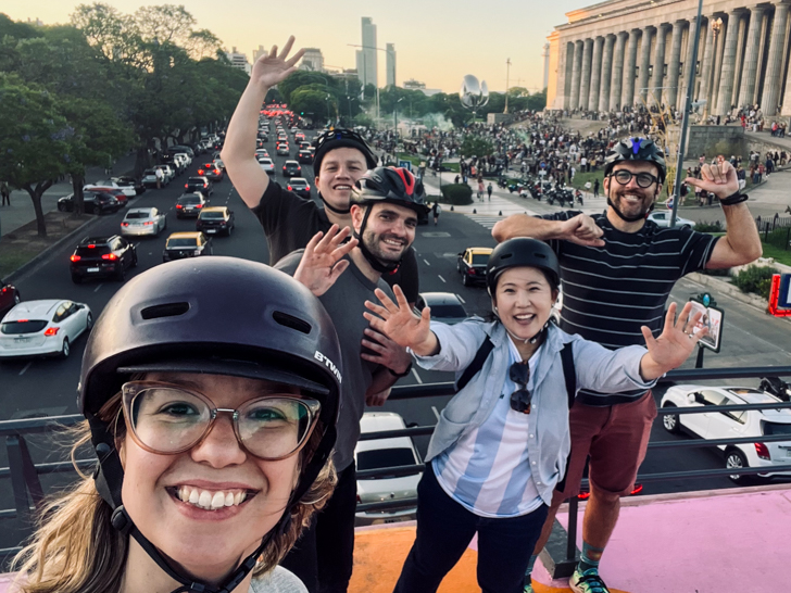 Gilda de Biker Street lors d'un tour à vélo prenant une photo de selfie