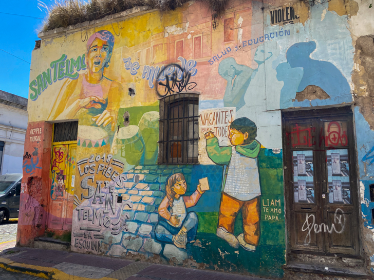 área de san telmo cheia de arte de rua