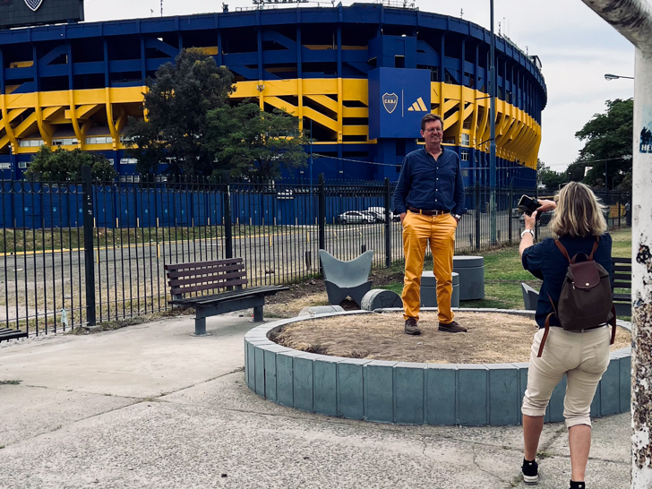 una pareja tomándose una foto frente al estadio boca juniors