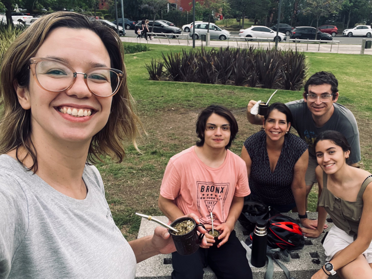 uma família tomando mate em um passeio de bicicleta com Gilda como anfitriã