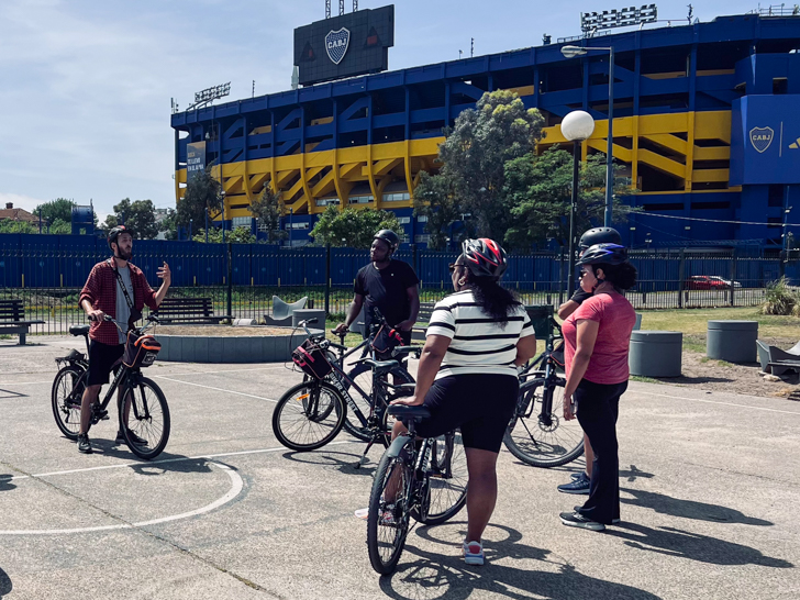 Visita ao estádio de futebol La Bombonera Boca Juniors durante passeio de bicicleta em Buenos Aires