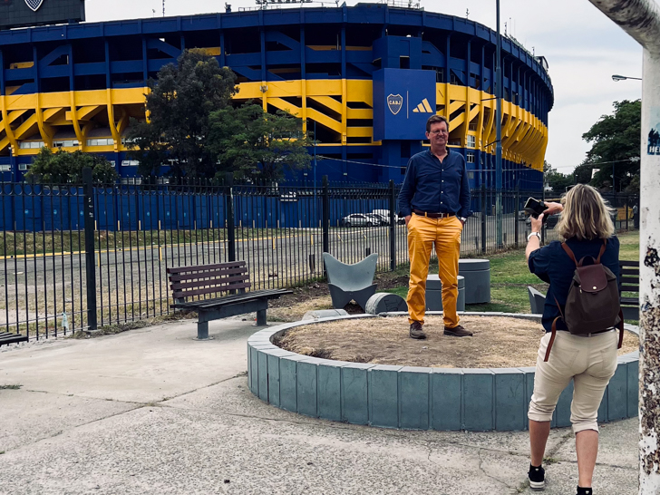 Posant devant le stade Boca Juniors lors d'un tour à vélo