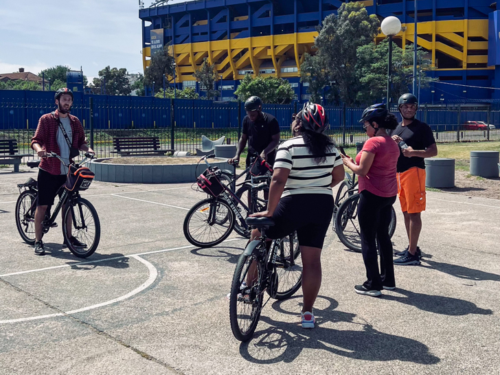 Foto de família durante um passeio de bicicleta em Buenos Aires