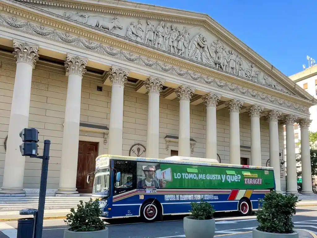 Colectivo en Plaza de Mayo con la Catedral de fondo.