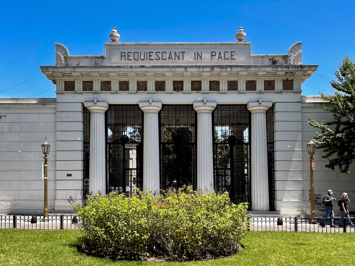 puerta del cementerio de la recoleta muy impresionante