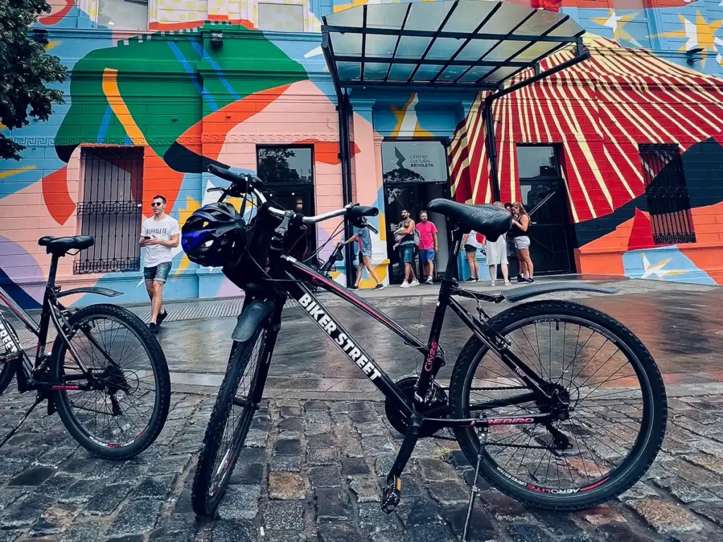 bici en la puerta del centro cultural recoleta