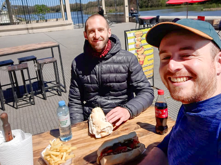 Disfrutando de un choripan tradicional en costanera sur