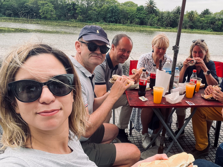 comendo choripan no almoço em um food truck