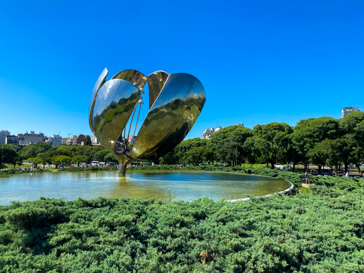 floralis generica es una enorme flor de metal ubicada en el corazón de recoleta