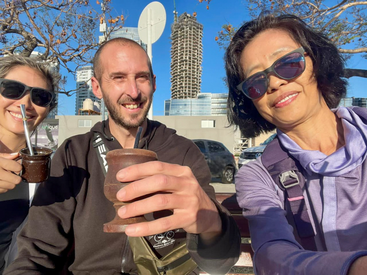 carlos tomando mate durante una parada del bici tour