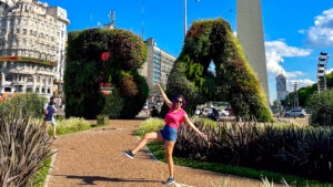 gilda tomándose una foto frente al Obelisco de Buenos Aires y el cartel de BA