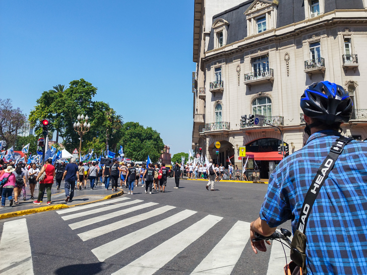 Andando en bicicleta en la zona de Monserrat en el centro de la ciudad de Buenos Aires.