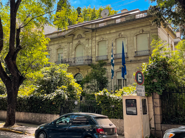 bâtiment de l'ambassade dans la région de palermo chico