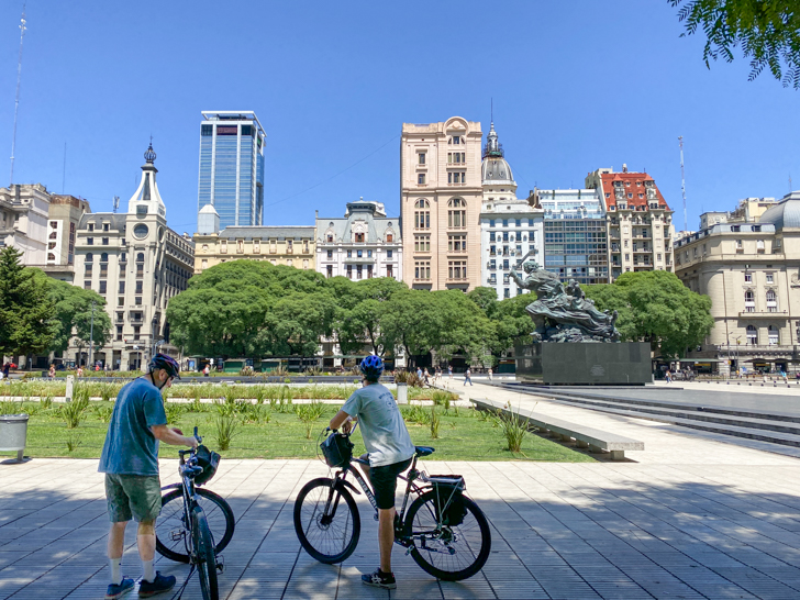 apreciando a incrível arquitetura do parque del bajo