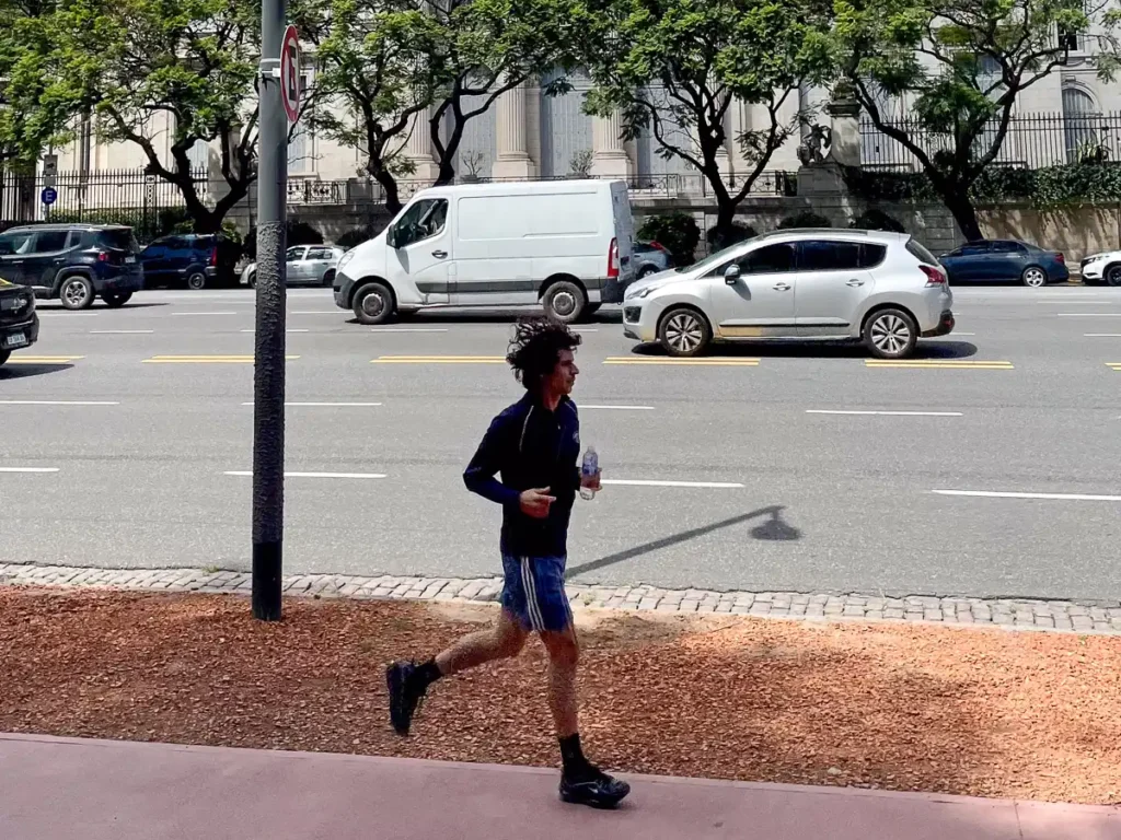 Un hombre caminando por Buenos Aires.