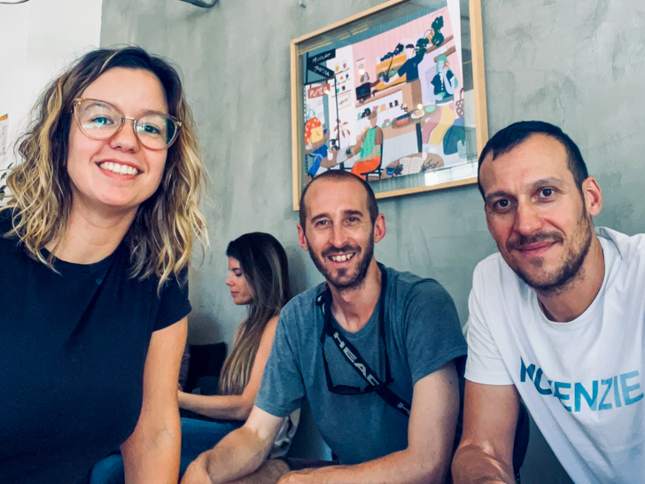 equipe de Biker Street em uma reunião