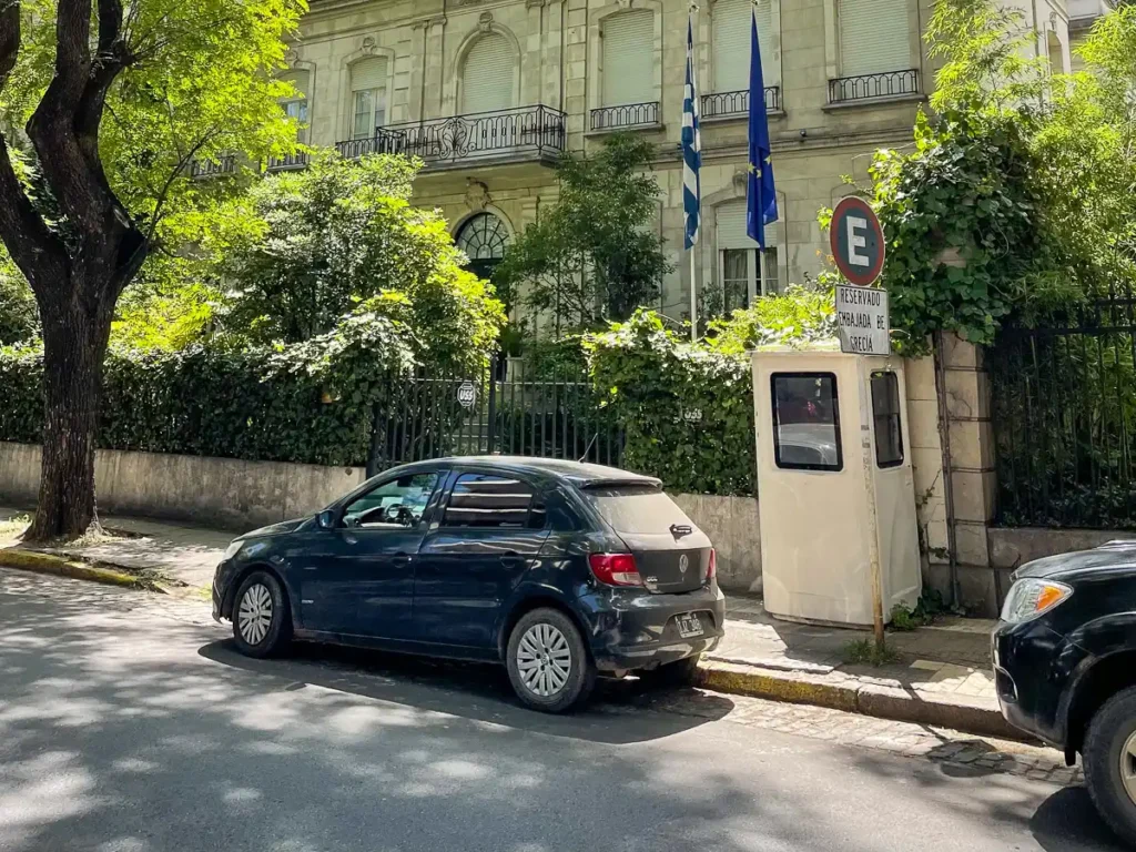 uber or cabify stop in front of an embassie in buenos aires