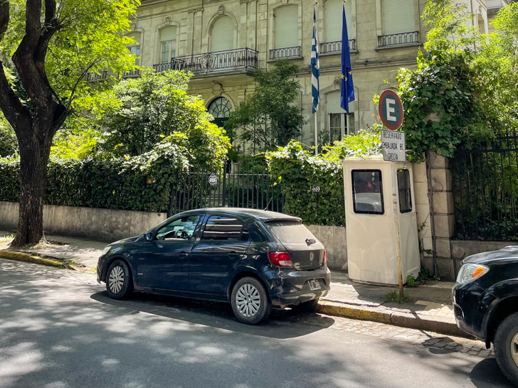 uber o cabify parado frente a una embajada en buenos aires